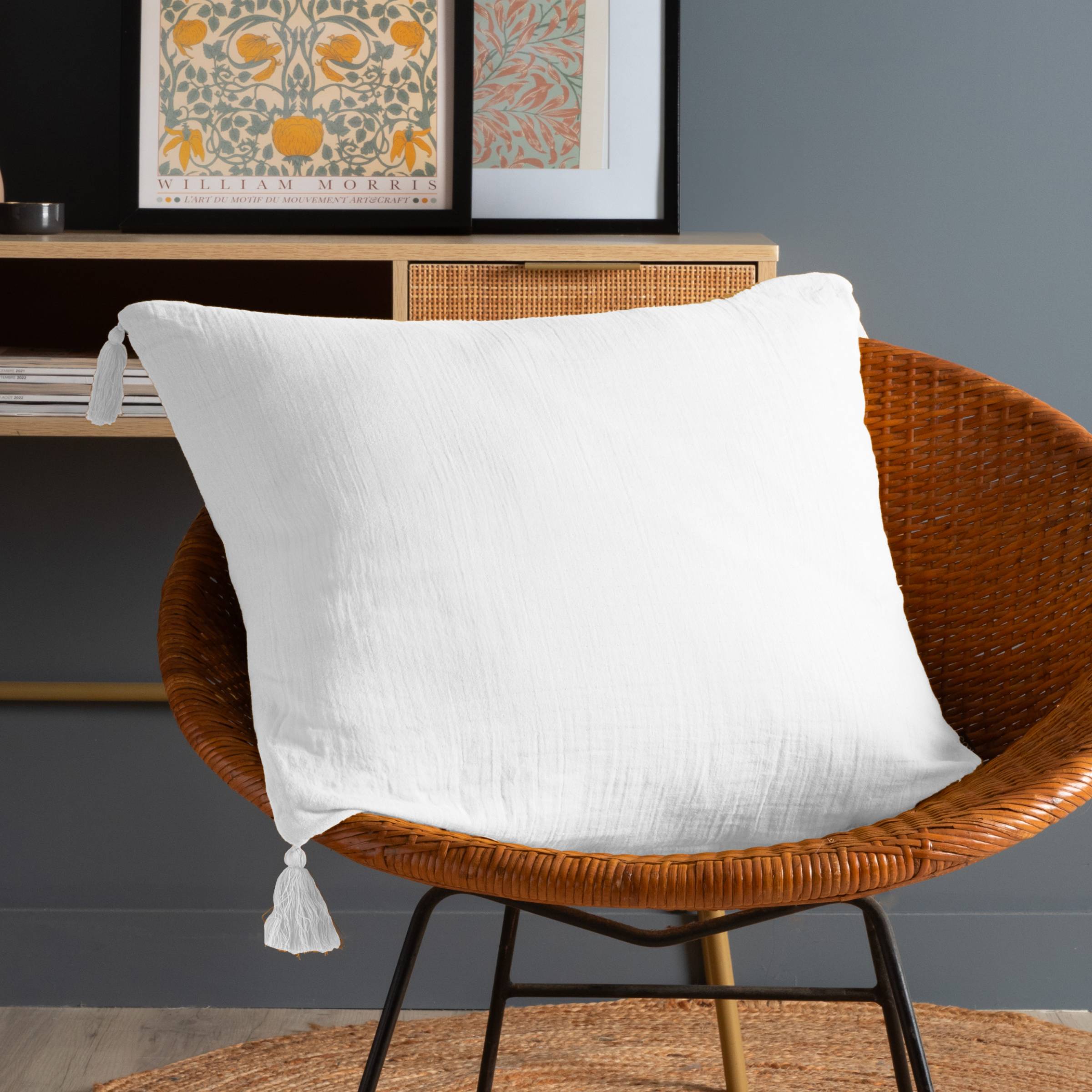 Chantilly muslin cushion
