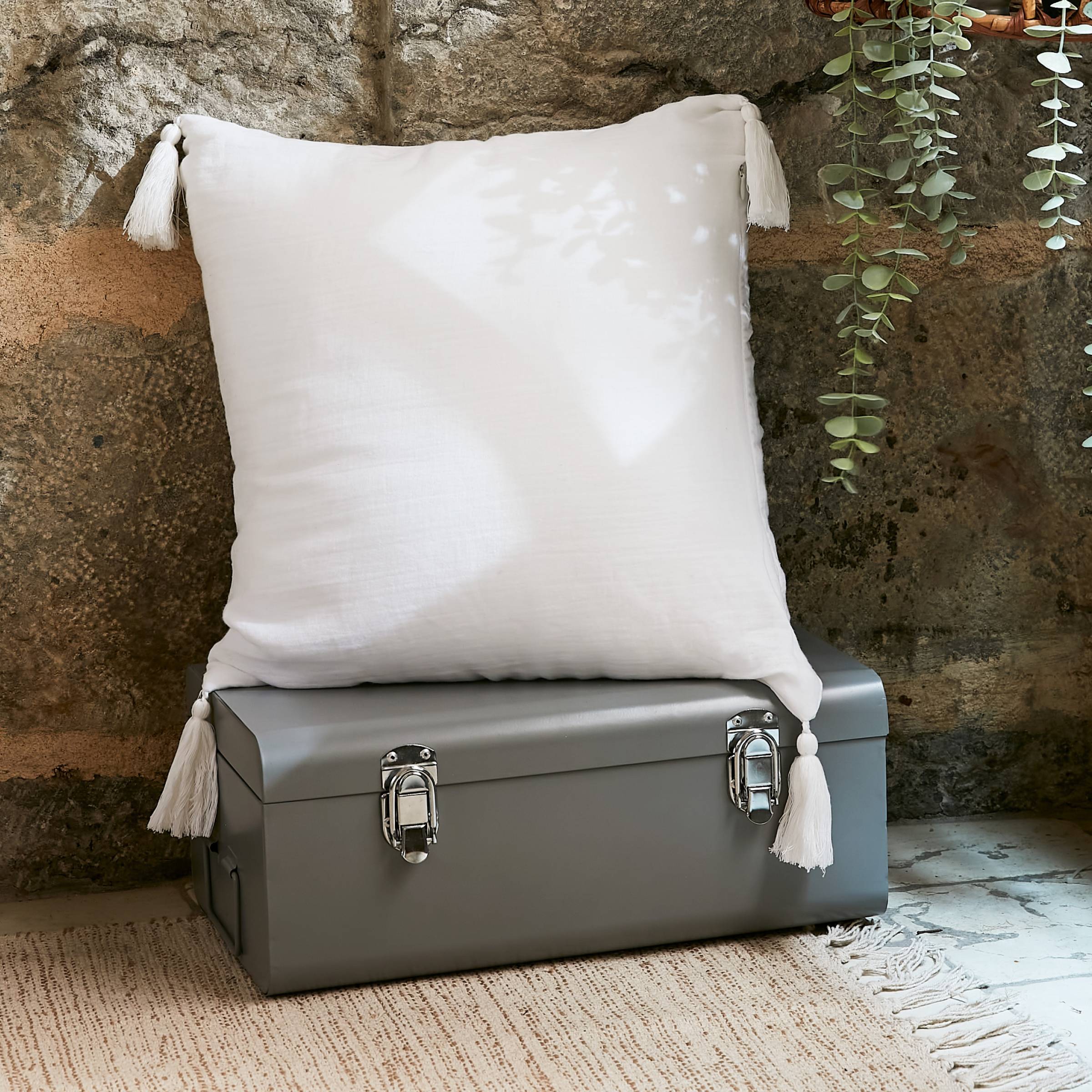 Chantilly muslin cushion