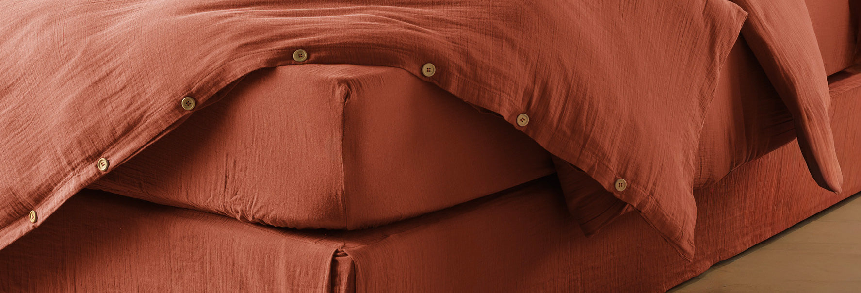 Drap housse en gaze de coton terracotta avec boutons décoratifs
